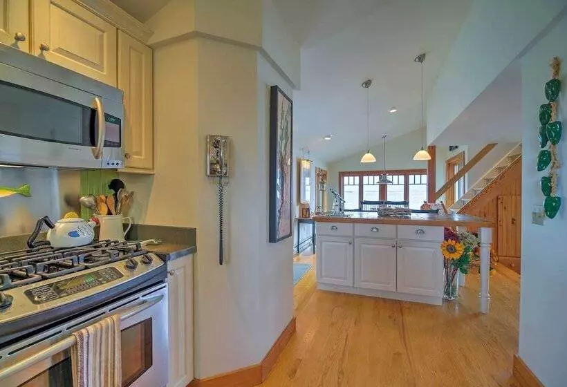 Lake Champlain Cottage W/ Private Deck & Fire Pit!