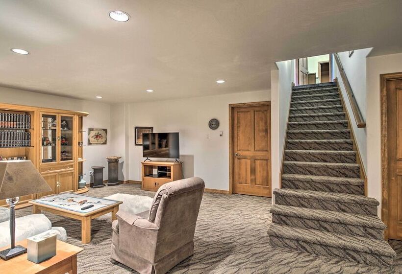 Large Home W/ Patio & Yard, 2 Mi To Downtown