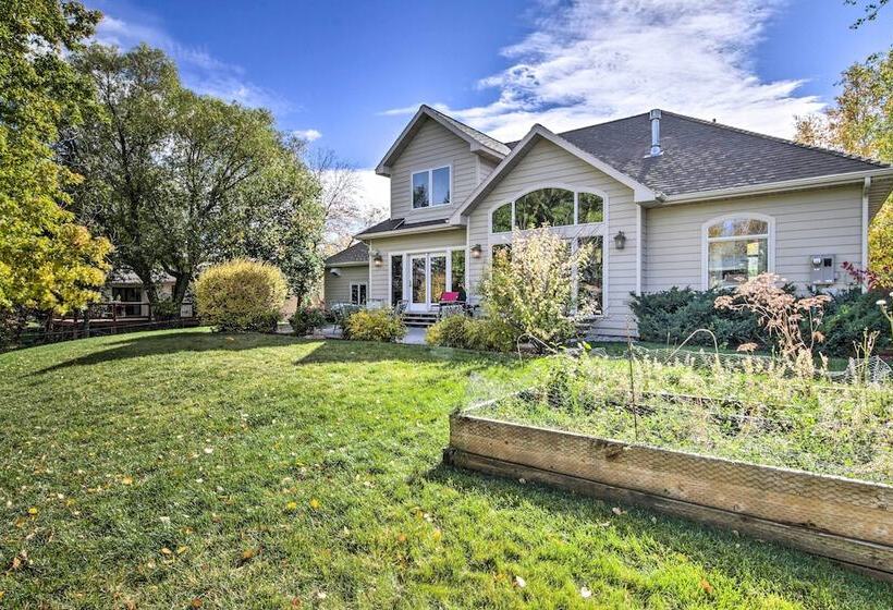 Large Home W/ Patio & Yard, 2 Mi To Downtown