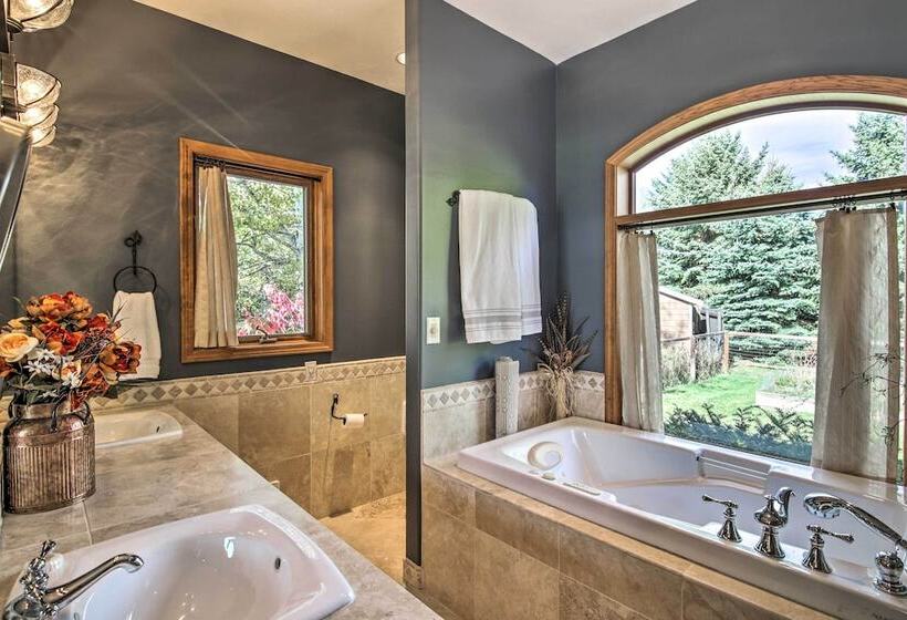 Large Home W/ Patio & Yard, 2 Mi To Downtown