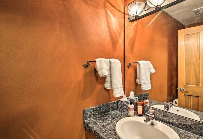 Large Home W/ Patio & Yard, 2 Mi To Downtown