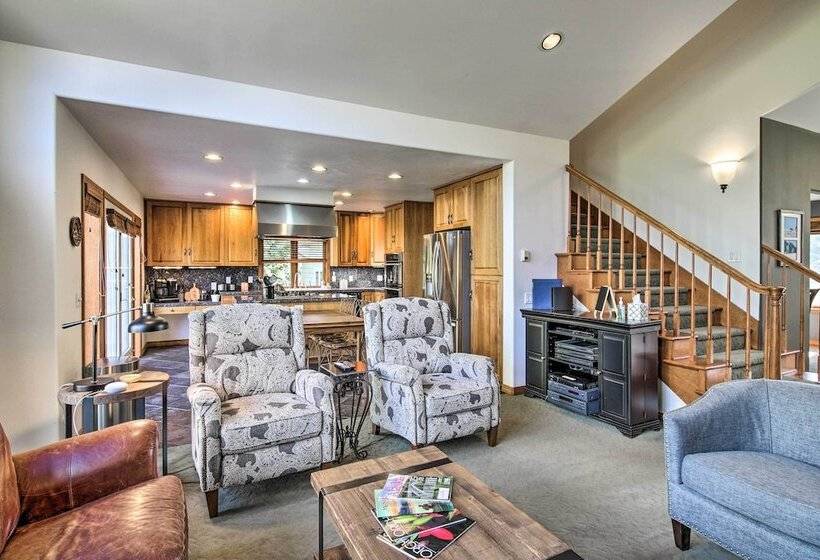 Large Home W/ Patio & Yard, 2 Mi To Downtown