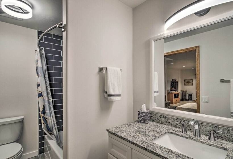 Large Home W/ Patio & Yard, 2 Mi To Downtown