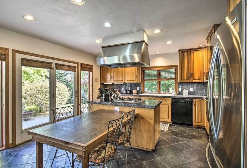 Large Home W/ Patio & Yard, 2 Mi To Downtown