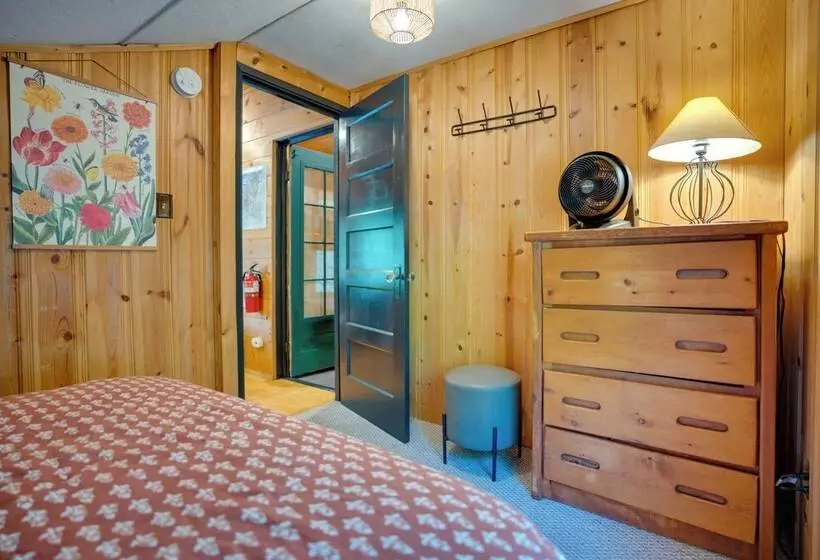 Leavenworth Cabin W/ Private Hot Tub!