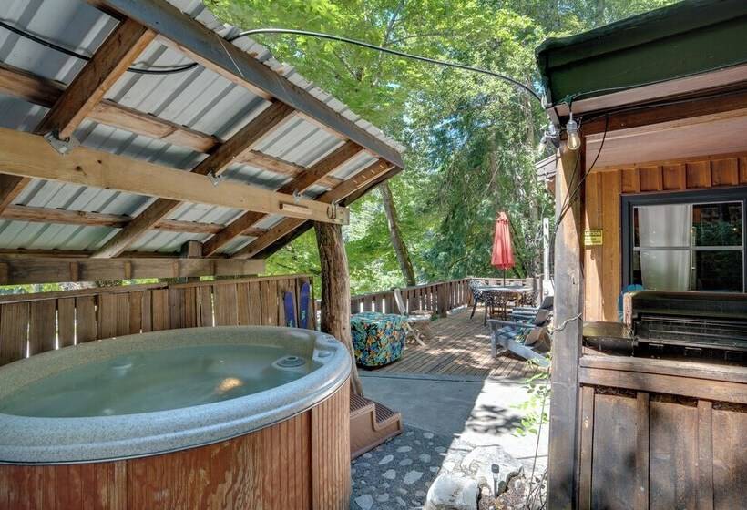 Leavenworth Cabin W/ Private Hot Tub!