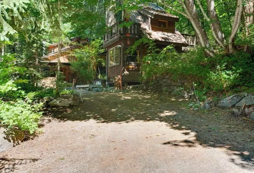 Leavenworth Cabin W/ Private Hot Tub!