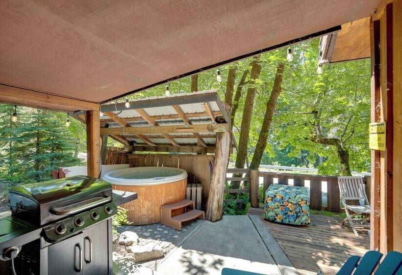 Leavenworth Cabin W/ Private Hot Tub!