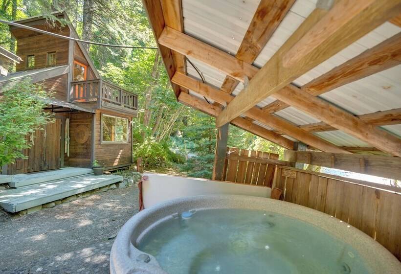 Leavenworth Cabin W/ Private Hot Tub!