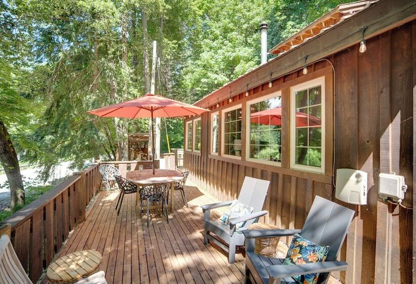 Leavenworth Cabin W/ Private Hot Tub!