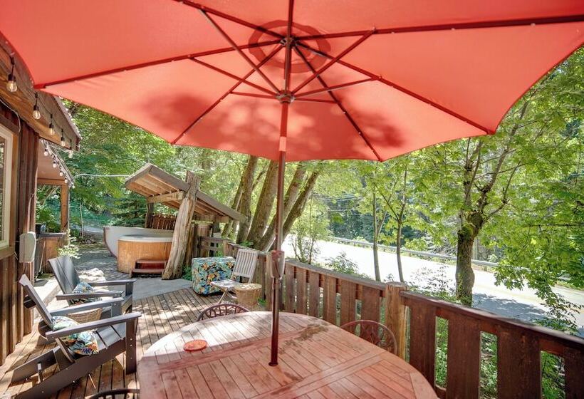 Leavenworth Cabin W/ Private Hot Tub!