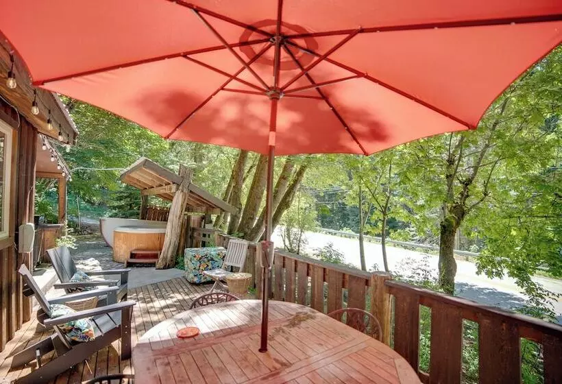 Leavenworth Cabin W/ Private Hot Tub!