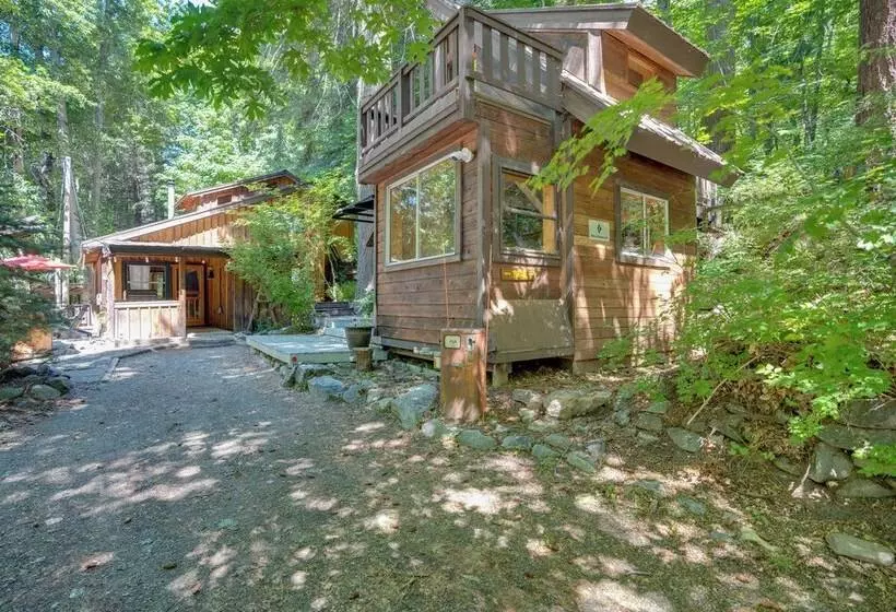 Leavenworth Cabin W/ Private Hot Tub!