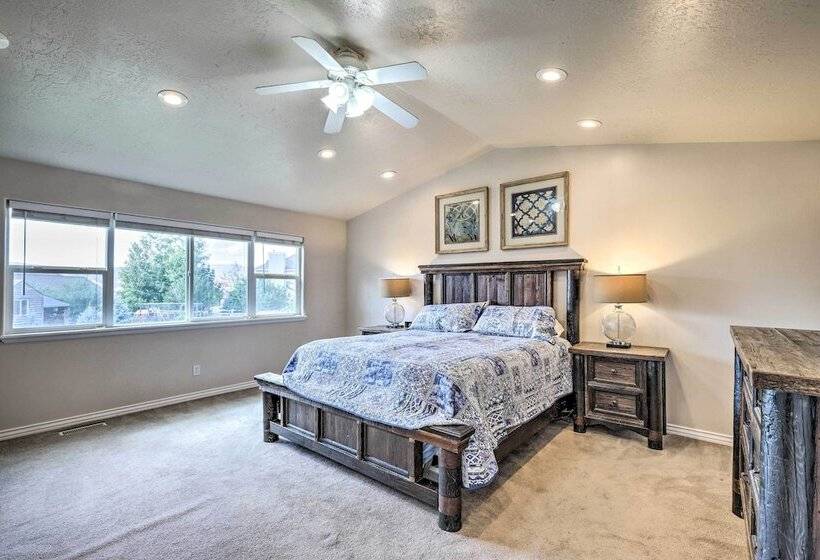 Luxe Heber City Cabin + Hot Tub & Guest House