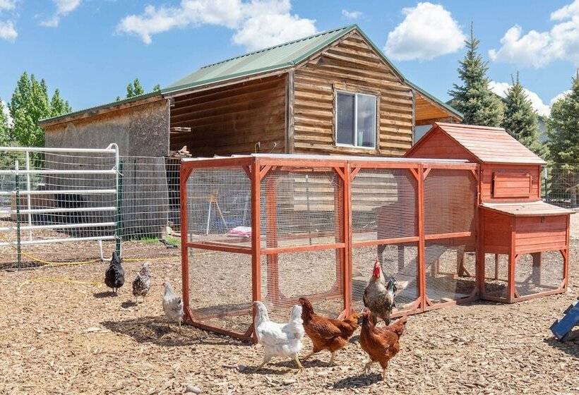 Luxe Heber City Cabin + Hot Tub & Guest House