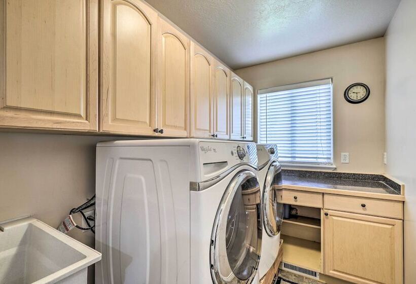 Luxe Heber City Cabin + Hot Tub & Guest House