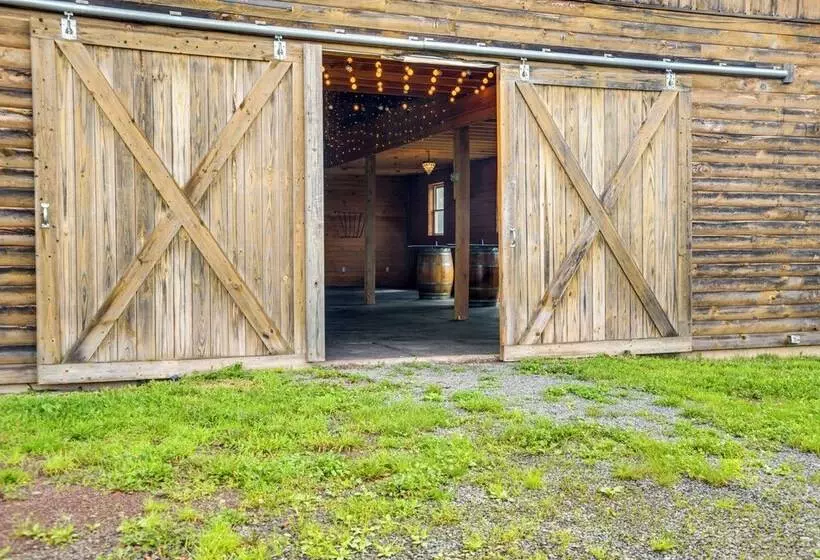Lakefront Gem: Hot Tub & Game Room In Hancock