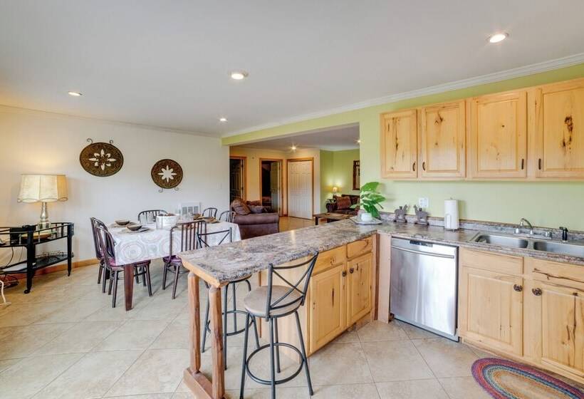 Lakefront Gem: Hot Tub & Game Room In Hancock