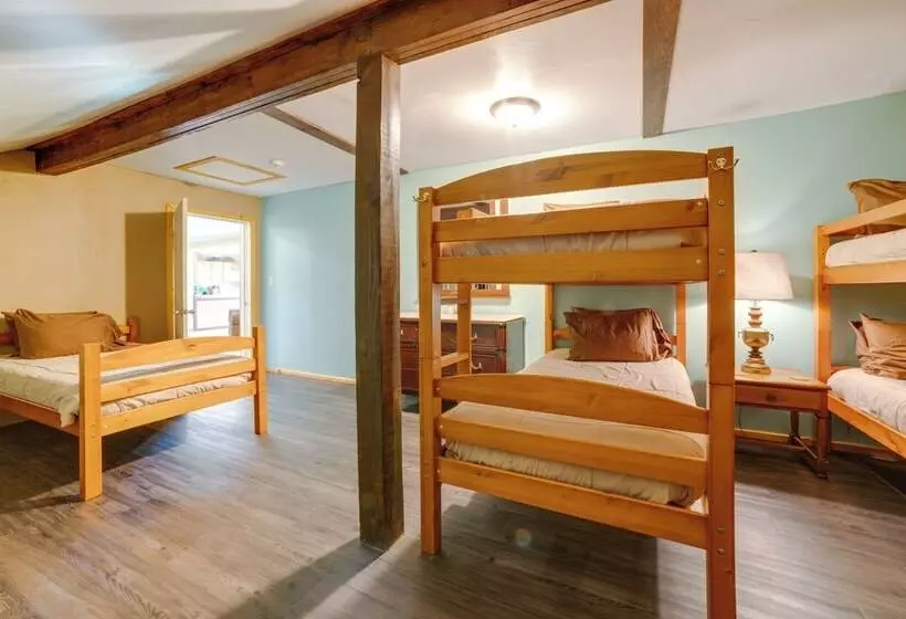 Lakefront Gem: Hot Tub & Game Room In Hancock