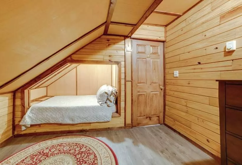 Lakefront Gem: Hot Tub & Game Room In Hancock