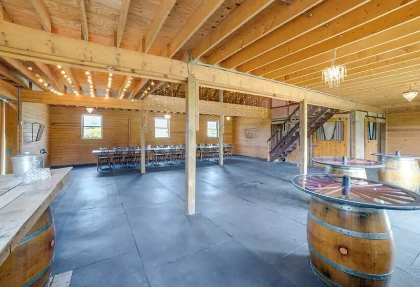 Lakefront Gem: Hot Tub & Game Room In Hancock