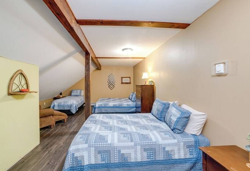 Lakefront Gem: Hot Tub & Game Room In Hancock