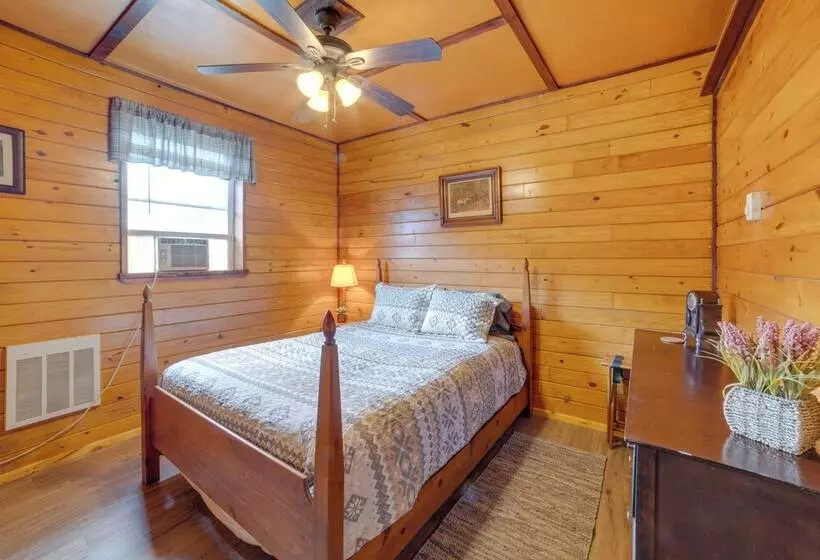 Lakefront Gem: Hot Tub & Game Room In Hancock