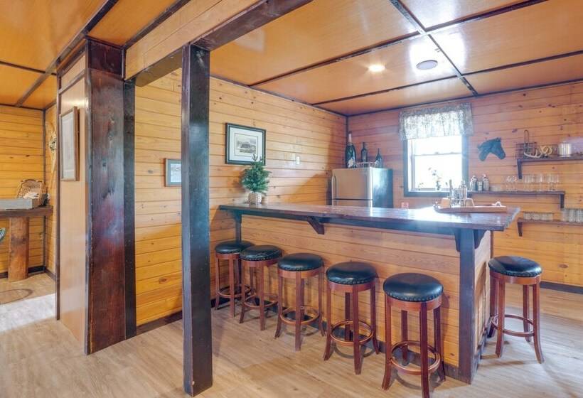 Lakefront Gem: Hot Tub & Game Room In Hancock