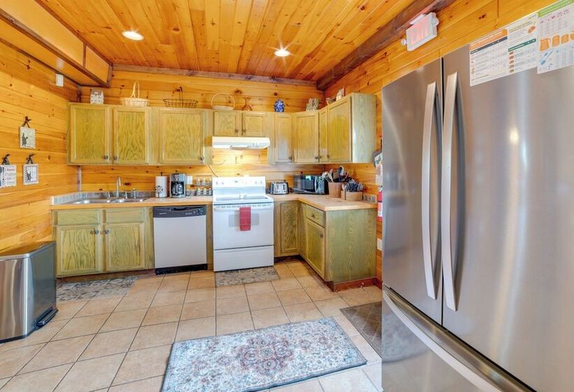 Lakefront Gem: Hot Tub & Game Room In Hancock