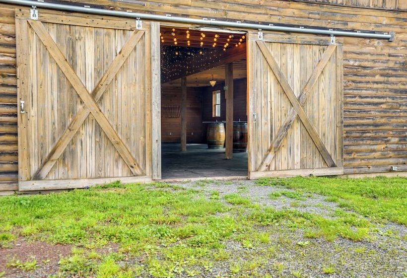 Lakefront Gem: Hot Tub & Game Room In Hancock