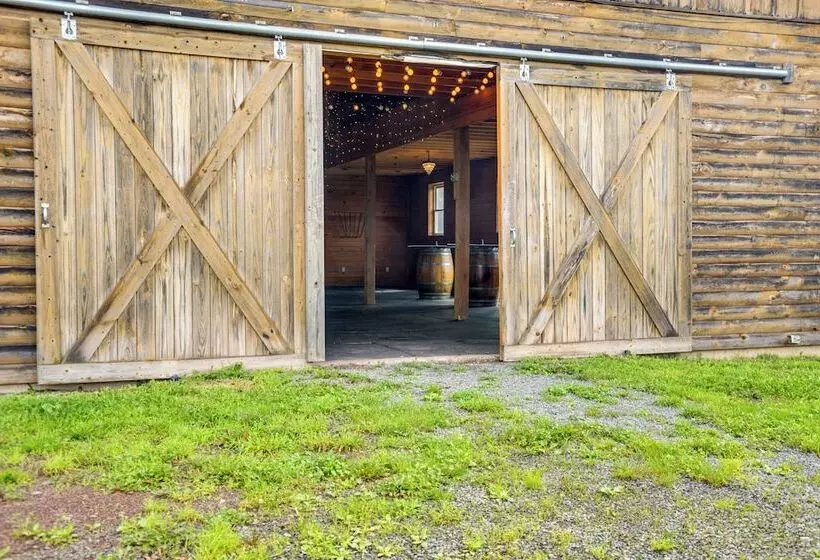 Lakefront Gem: Hot Tub & Game Room In Hancock