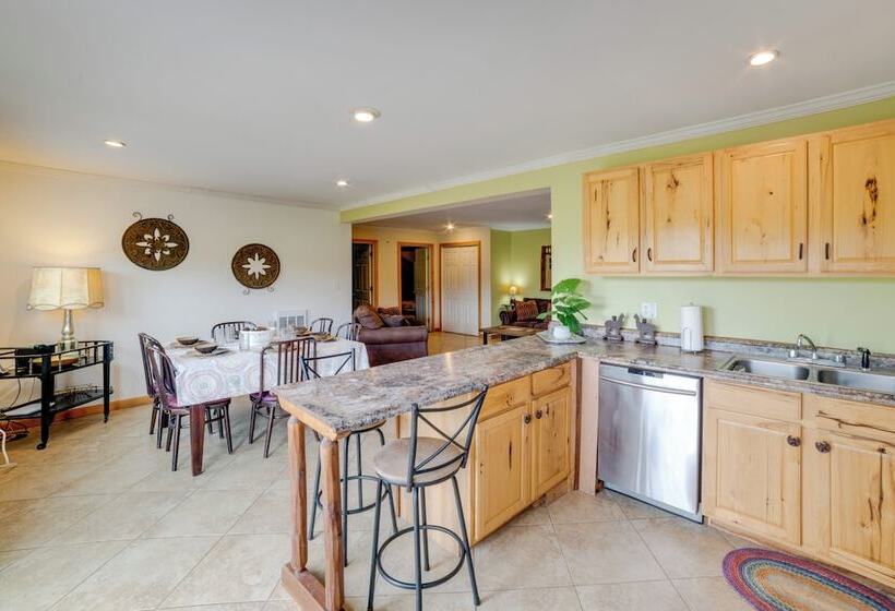 Lakefront Gem: Hot Tub & Game Room In Hancock