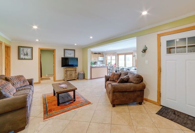 Lakefront Gem: Hot Tub & Game Room In Hancock