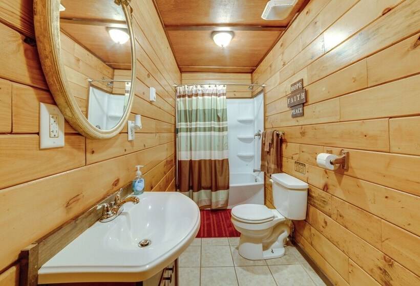 Lakefront Gem: Hot Tub & Game Room In Hancock