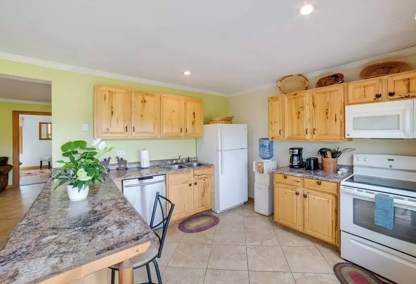 Lakefront Gem: Hot Tub & Game Room In Hancock