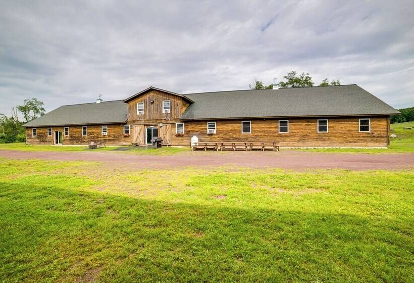 Lakefront Gem: Hot Tub & Game Room In Hancock