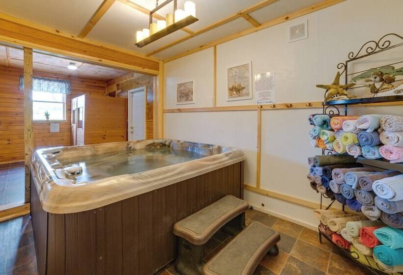 Lakefront Gem: Hot Tub & Game Room In Hancock