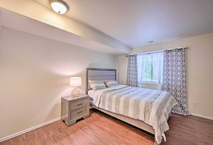 Shoreline Home W/ Deck ~ 14 Mi To Downtown Seattle