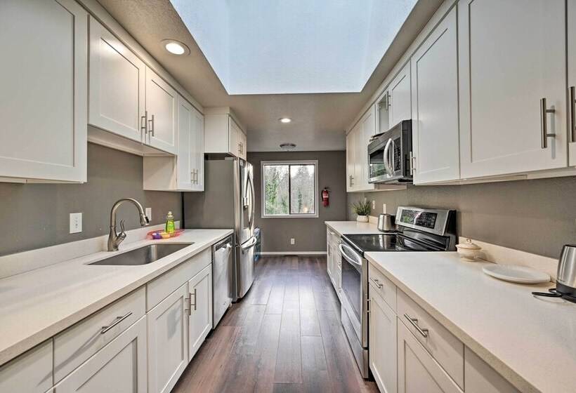 Shoreline Home W/ Deck ~ 14 Mi To Downtown Seattle