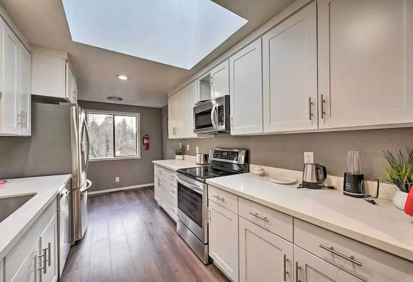 Shoreline Home W/ Deck ~ 14 Mi To Downtown Seattle