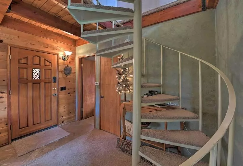 Mountainside Cabin W/ Deck   16 Miles To Skiing!