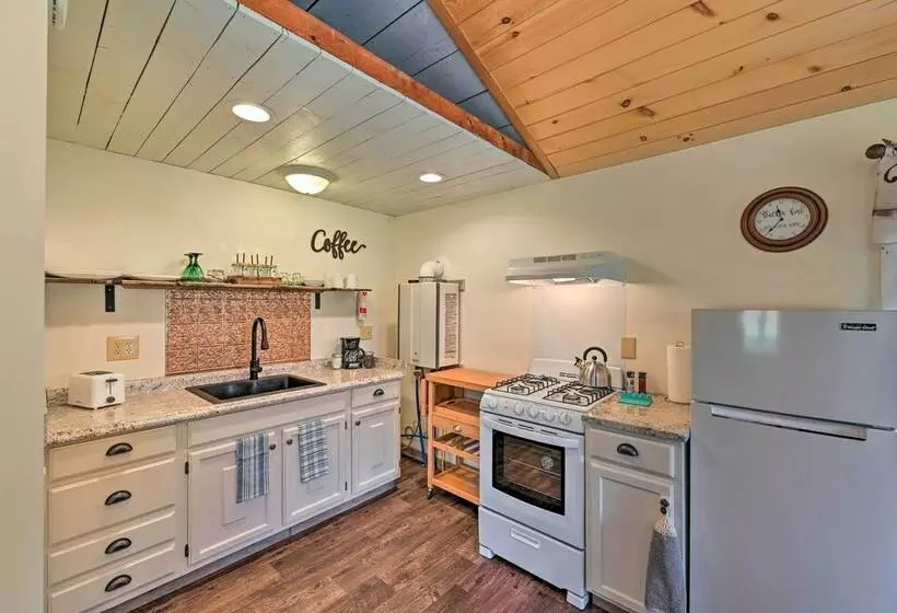 Quiet Country Escape: Fire Pit, Fish On Site!