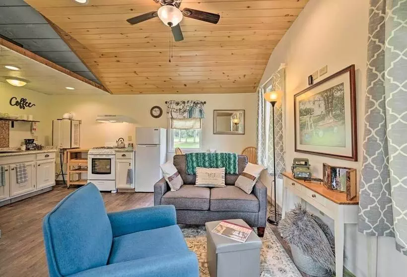 Quiet Country Escape: Fire Pit, Fish On Site!