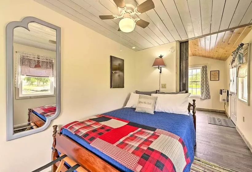 Quiet Country Escape: Fire Pit, Fish On Site!