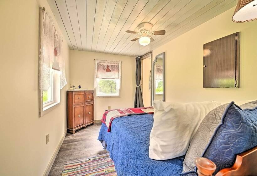 Quiet Country Escape: Fire Pit, Fish On Site!