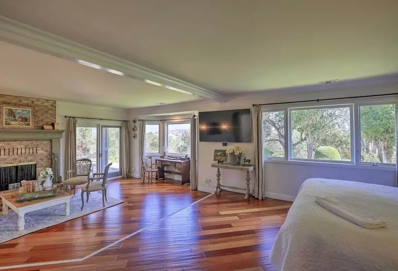 Peaceful Ranch Resort + Vineyard View, Pool Access