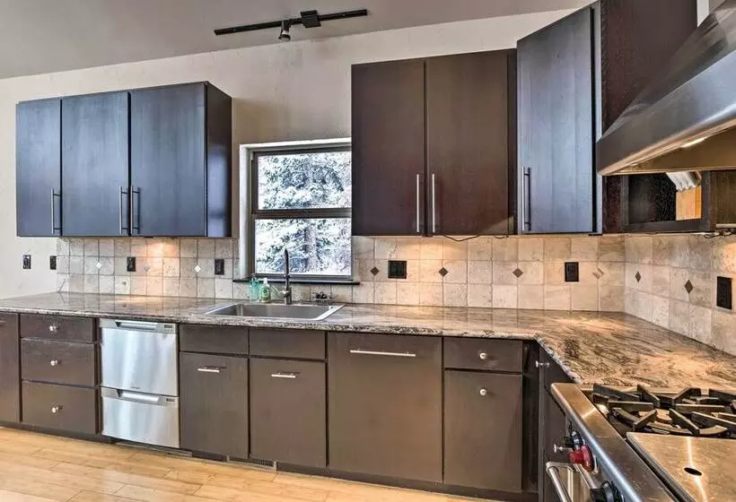 Hot Tub & Mtn Views Pristine Breckenridge Home!