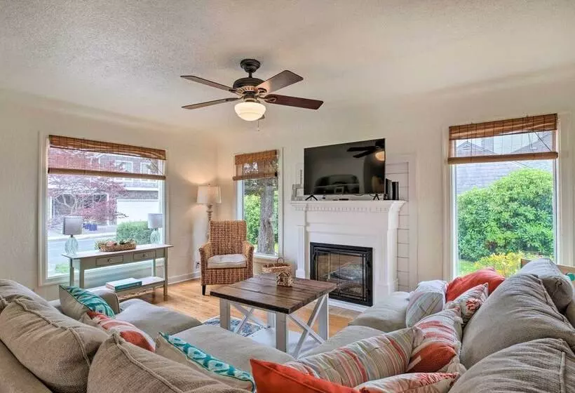Seaside Cottage With Hot Tub: Walk To The Beaches!