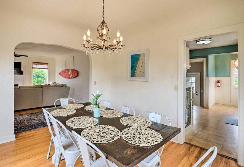 Seaside Cottage With Hot Tub: Walk To The Beaches!