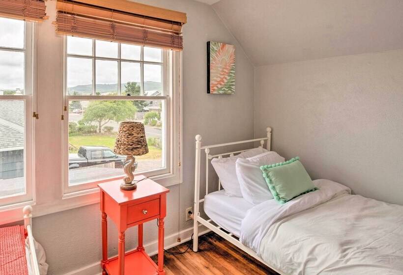 Seaside Cottage With Hot Tub: Walk To The Beaches!